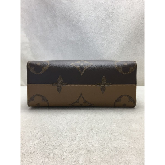 Louis Vuitton Onthego Monogram Shoulder Bag - Picture 4 of 6